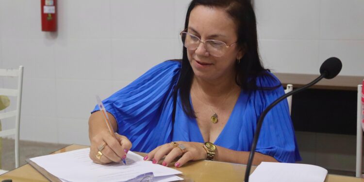 Prefeita Jeane paga incentivo financeiro aos ACS e ACE em Aparecida
