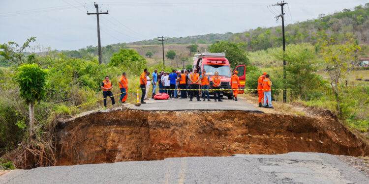 Governo atua rapidamente após parte da Rodovia SE-438 ceder em Capela em decorrência das chuvas