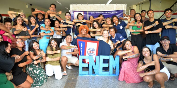 Estudantes da rede pública estadual comemoram aprovação nas universidades federais em todo o país