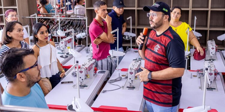 Thiago de Joaldo entrega máquinas de costura e fortalece a geração de emprego e renda