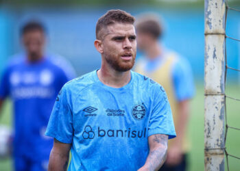 Cuellar é apresentado pelo Grêmio e fala sobre quase acerto com o Internacional