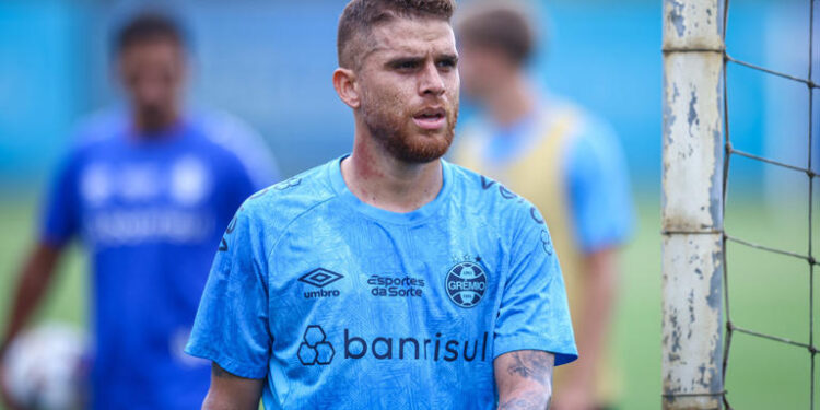 Cuellar é apresentado pelo Grêmio e fala sobre quase acerto com o Internacional