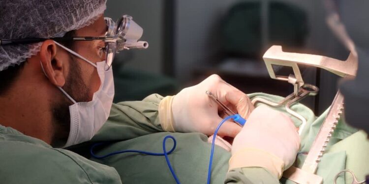HC completa um ano de cirurgia cardíaca minimamente invasiva