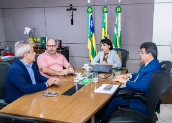 Elber questiona Emília sobre vetos em projetos de sua autoria, um deles criado com ela