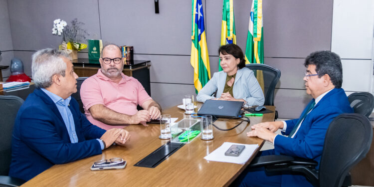 Elber questiona Emília sobre vetos em projetos de sua autoria, um deles criado com ela