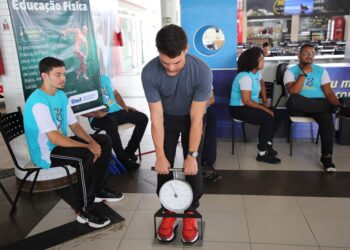Prática de exercícios físicos combina força e mobilidade física  
