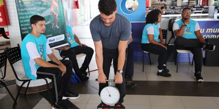 Prática de exercícios físicos combina força e mobilidade física  
