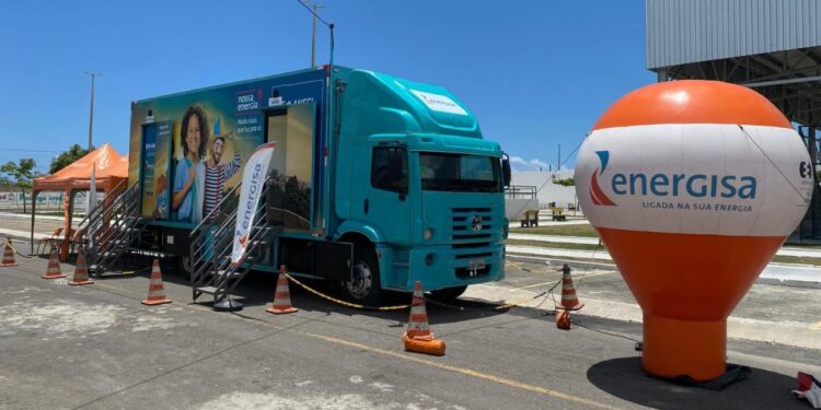 Caminhão Nossa Energia realiza troca de lâmpadas no 17 de Março