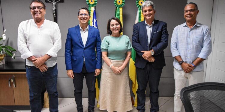Samuel Carvalho participa de reunião sobre transporte coletivo com prefeitos da Grande Aracaju 
