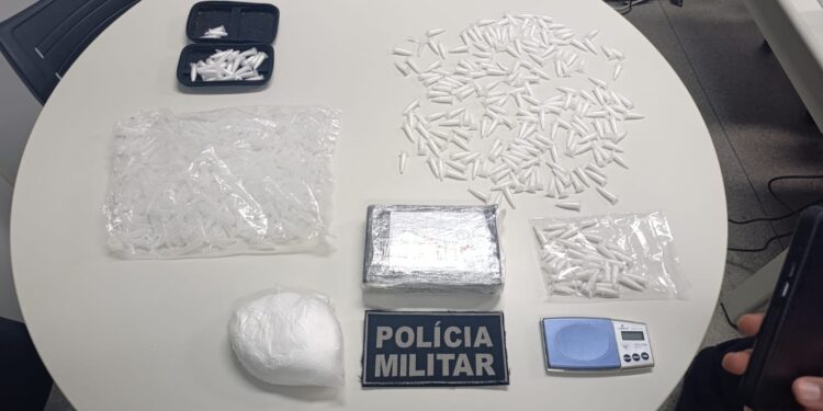 Ações conjuntas resultam em prisão de suspeitos de tráfico e apreensão de cerca de 1kg de cocaína em Itabaiana