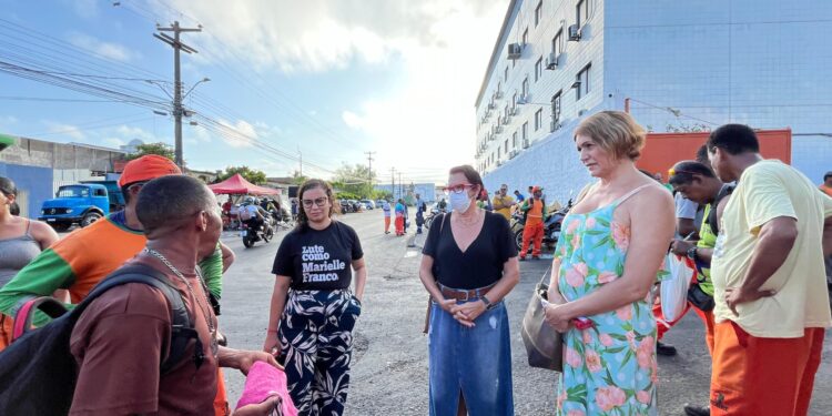 Linda Brasil e  Sonia Meire prestam solidariedade a trabalhadores da Torre