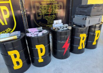 PM desarticula depósito de drogas em bairro residencial após denúncia de moradores