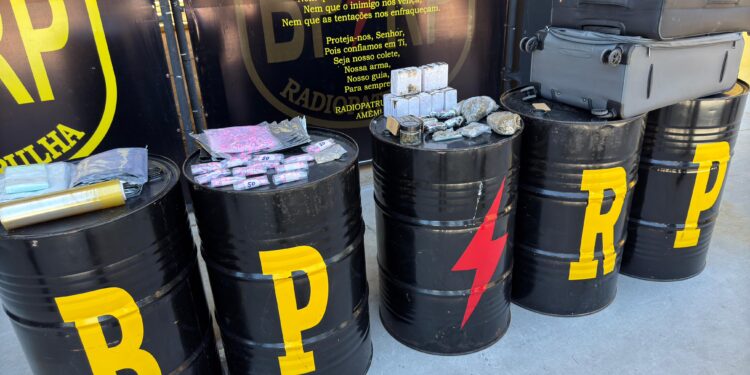PM desarticula depósito de drogas em bairro residencial após denúncia de moradores