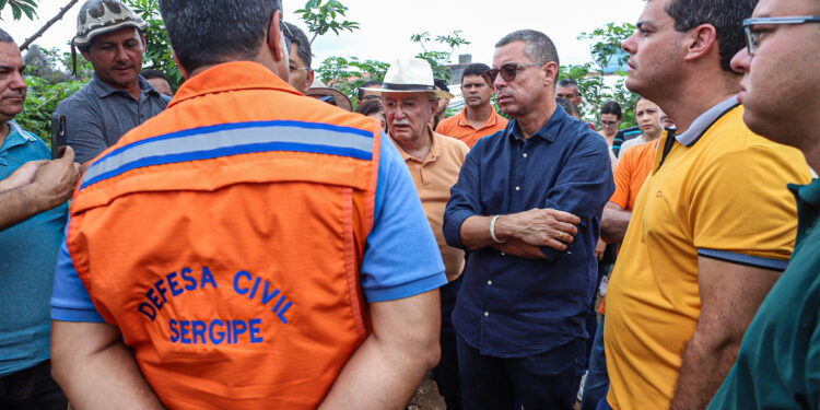 Fábio Mitidieri visita áreas afetadas pela chuva no interior e prega união por Sergipe