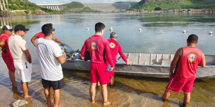 Bombeiros resgatam corpo de homem que se afogou no rio São Francisco