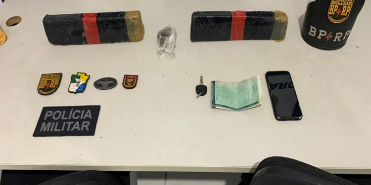 PM prende suspeito de tráfico de drogas no Bairro Coroa do Meio