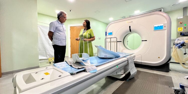 Senador Laércio visita hospital Cirurgia, que recebeu mais de 20 milhões em emendas