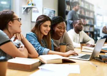 Enem 2024 registrou 12 redações com nota mil; uma da rede pública