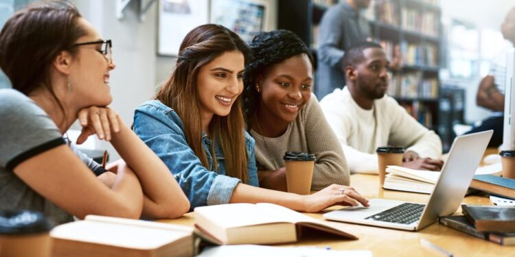 Enem 2024 registrou 12 redações com nota mil; uma da rede pública