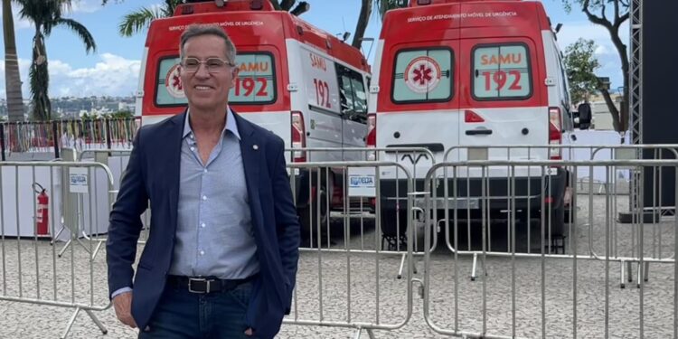 Nitinho entrega sete ambulâncias do SAMU frutos de pleitos ao Governo Federal