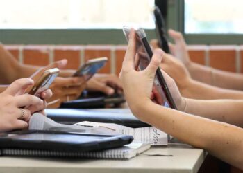 Confira o que muda a partir de lei sancionada que proíbe uso de celulares nas escolas do país