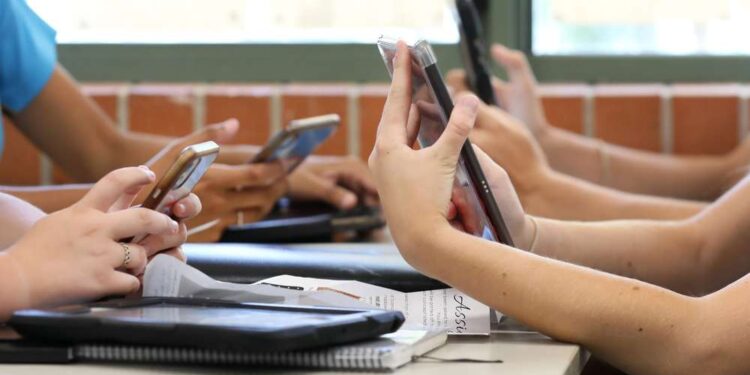 Confira o que muda a partir de lei sancionada que proíbe uso de celulares nas escolas do país
