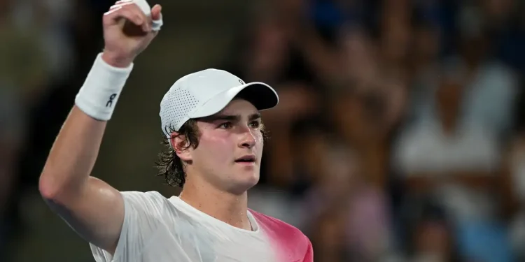 Aos 18 anos, João Fonseca entra no top 100 do ranking mundial de tênis