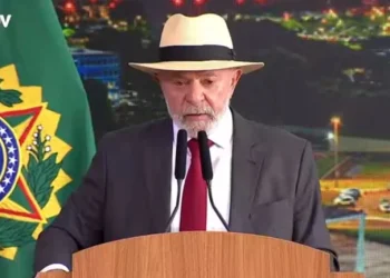 Cerimônia de memória do 8/1 se transforma em ato político com gritos de “sem anistia”