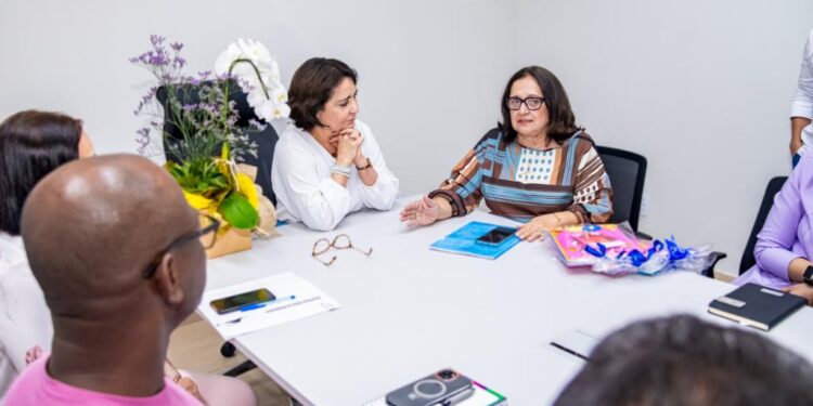 Prefeita Emília dialoga com técnicos sobre campanha de matrícula