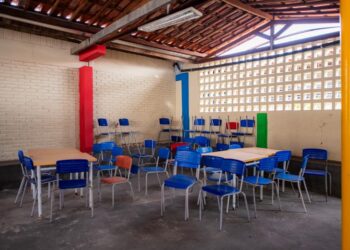 Prefeita Emília Corrêa visita escola em estado crítico e promete ações emergenciais