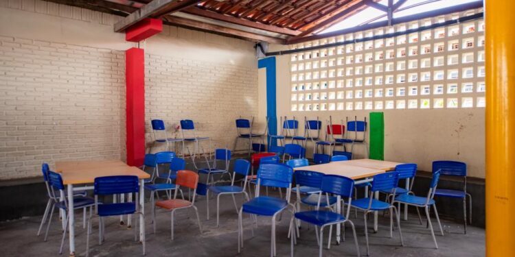 Prefeita Emília Corrêa visita escola em estado crítico e promete ações emergenciais