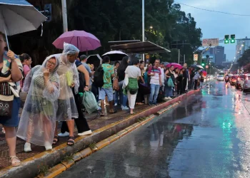 São Paulo tem ruas e estação do Metrô alagadas após fortes chuvas 