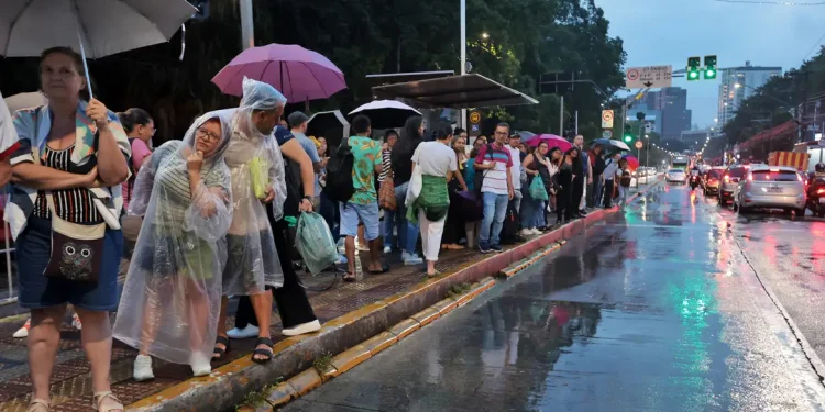 São Paulo tem ruas e estação do Metrô alagadas após fortes chuvas