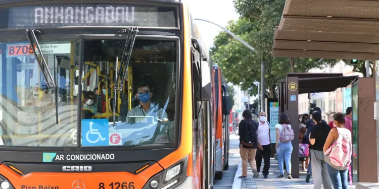 Setor de serviços recua 0,9% em novembro, influenciado por transporte