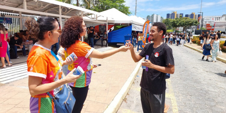 Ao menos 77 alunos da rede pública tiraram notas acima de 950 na redação do Enem 2024