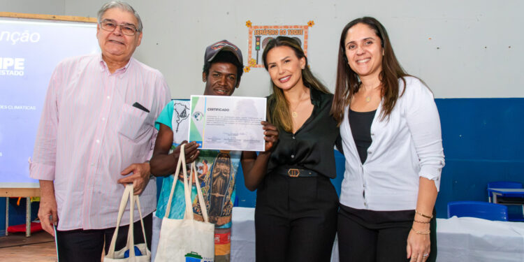 Projeto ‘Coleta do Bem’ entrega EPIs a catadores na Caueira