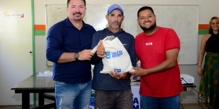 Catadores que atuarão no Verão Sergipe 2025 em Canindé recebem kits de EPIs