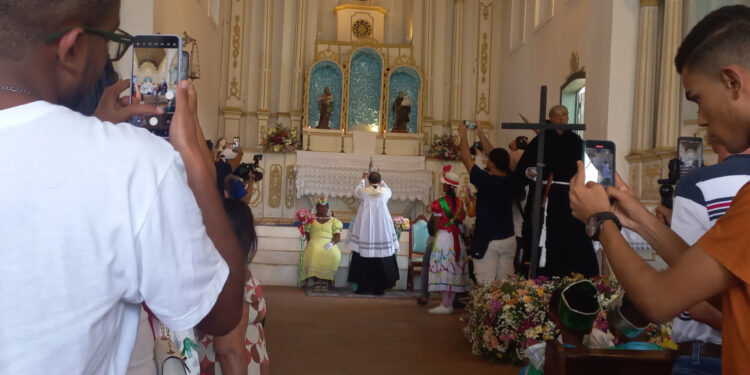 Coroação da Rainha das Taieiras marca abertura do Encontro Cultural de Laranjeiras