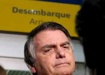 Citando possível fuga, Moraes nega devolver passaporte de Bolsonaro