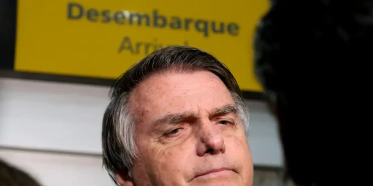 Citando possível fuga, Moraes nega devolver passaporte de Bolsonaro