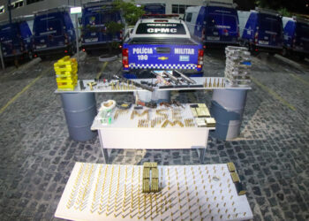 Polícia Militar apreende carreta com grande quantidade de armas, munições e drogas durante patrulhamento em Maruim
