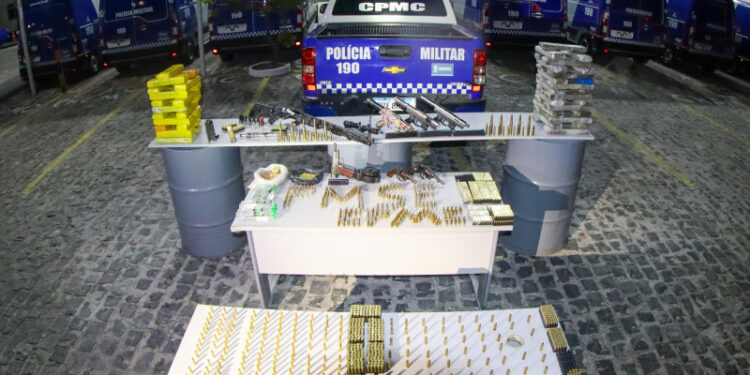 Polícia Militar apreende carreta com grande quantidade de armas, munições e drogas durante patrulhamento em Maruim