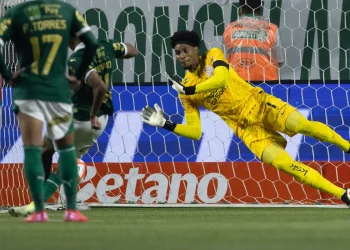 Hugo Souza defende pênalti e Palmeiras e Corinthians ficam no empate