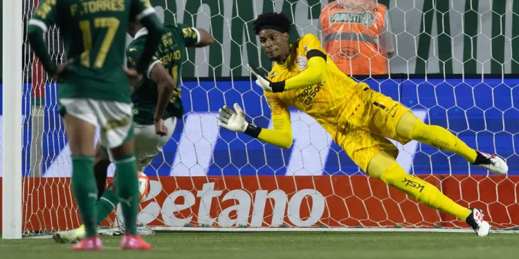 Hugo Souza defende pênalti e Palmeiras e Corinthians ficam no empate
