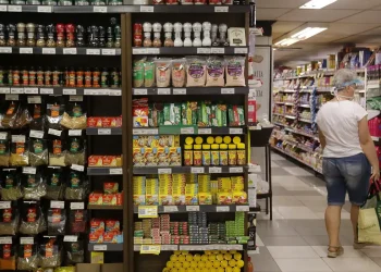 Cesta básica sobe nas capitais e custa ao menos 40% do salário mínimo