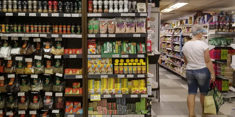 Cesta básica sobe nas capitais e custa ao menos 40% do salário mínimo