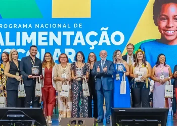 Prefeito Samuel Carvalho assina ordem de serviço para obra de infraestrutura no bairro Piabeta