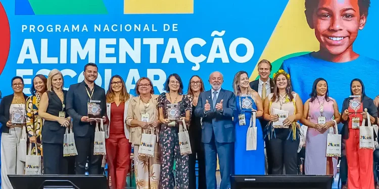 Prefeito Samuel Carvalho assina ordem de serviço para obra de infraestrutura no bairro Piabeta