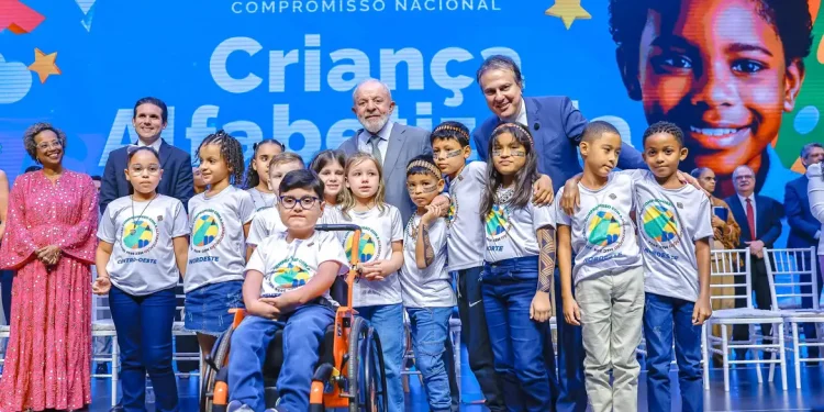 Lula diz que Brasil pode alfabetizar 80% das crianças até 2030