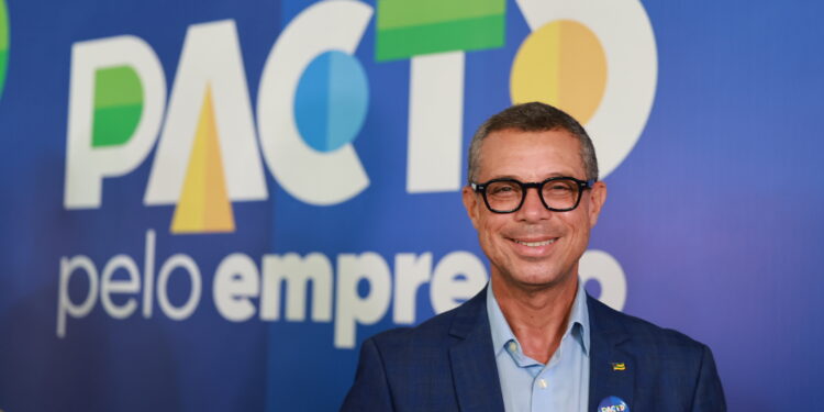 Governo apresenta avanços em políticas de desenvolvimento e formaliza iniciativas pela geração de emprego